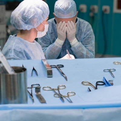 Le fasi del rischio chirurgico e i possibili errori medici Dettaglio di ferri chirurgici sterili su tavolo operatorio. Supporto medico-legale per la richiesta di risarcimento danni da errore chirurgico