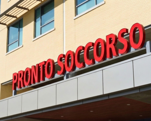 Risarcimento malasanità in ps errori di diagnosil Insegna rossa con scritta Pronto Soccorso su un edificio ospedaliero giallo chiaro; immagine per consulenza legale su risarcimento danni in ambito sanitario
