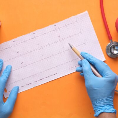 Cardiologo che effettua una visita specialistica con stetoscopio; consulenza per risarcimento danni da negligenza medica in ambito cardiologico.